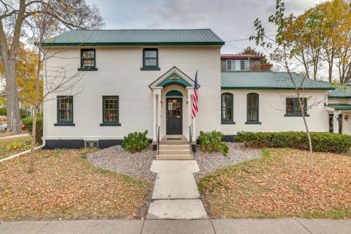 ウィノナにあるCharming Home 3 Blocks to Winona State Universityの旗の白い家