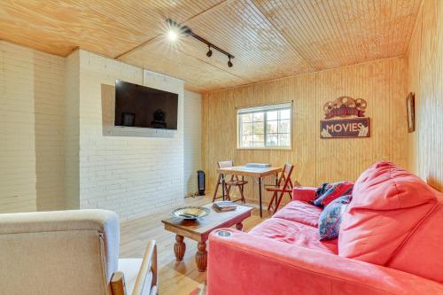 Charming Home 3 Blocks to Winona State Universityにあるテレビまたはエンターテインメントセンター