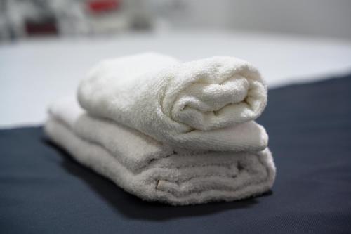 een stapel witte handdoeken zittend op een tafel bij Natalie's Inn in Belgrado