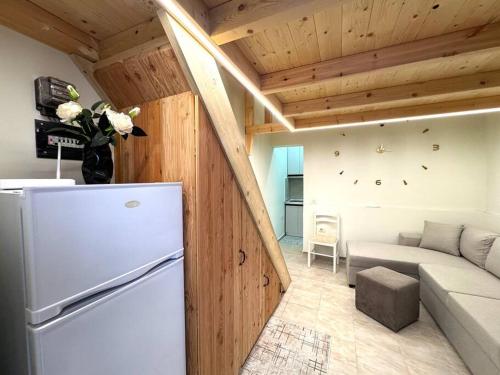 una cucina con frigorifero e un soggiorno di Center Duplex a Vlorë