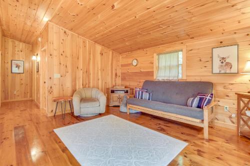 Ruang duduk di Scenic Franconia Cabin about 6 Mi to Cannon Mountain!