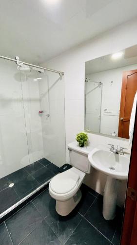 a bathroom with a toilet and a sink and a shower at Maravilloso Apartamento en Zipaquirá in Zipaquirá