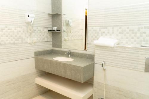 Koupelna v ubytování شقق اجنحة كنزان للشقق المخدومة Knzan Suites