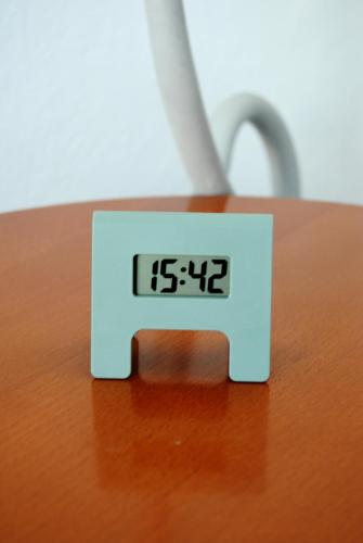 a digital clock sitting on top of a table at Alloggio turistico in Pisa
