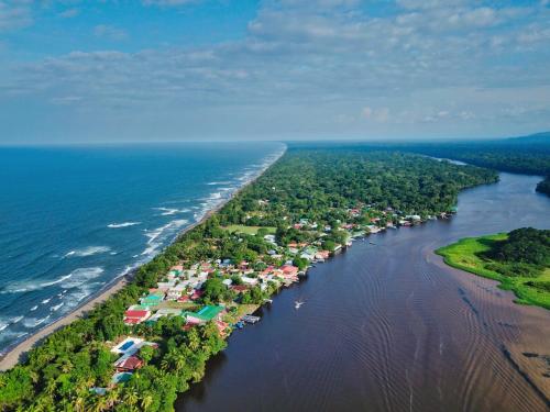 Landskap semula jadi dekat dengan lodge