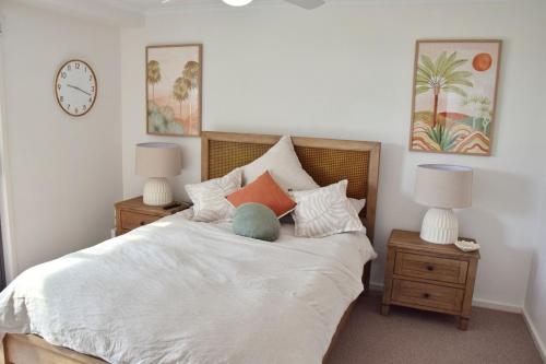 En eller flere senge i et værelse på Jubilee Apartment 05 - Bring your own linen