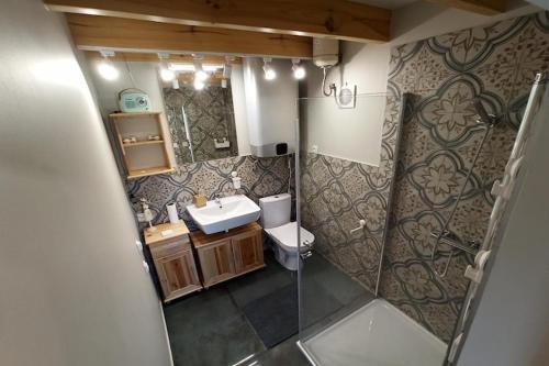 un bagno con lavandino, WC e specchio di Holiday Home in Sieciemin near Baltic Coast a Sieciemin
