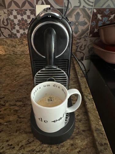 a coffee maker with a cup of coffee on a counter at Allianz Parque , Perdizes in São Paulo
