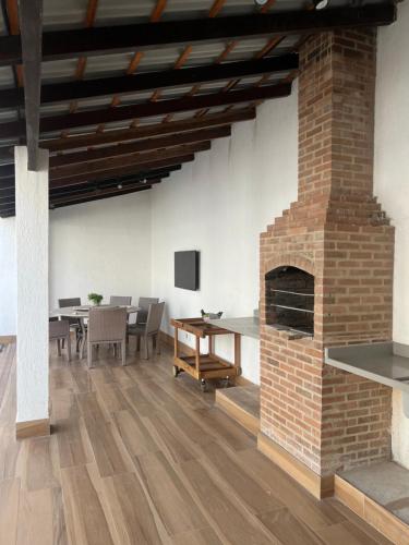 Μια τηλεόραση ή/και κέντρο ψυχαγωγίας στο Casa super aconchegante com 5 Suítes e piscina!