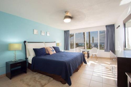 una camera da letto con un letto e vista sull'oceano di Inspiring and relaxing sea view condo a Cozumel