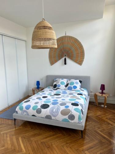 - une chambre avec un lit doté d'une couette et d'un parasol dans l'établissement Fantastic 3-Room apartment heart of les Chartrons - Bordeaux, à Bordeaux