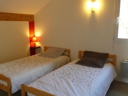 Postel nebo postele na pokoji v ubytování Gîte calme avec terrasse près de Gérardmer - FR-1-589-158