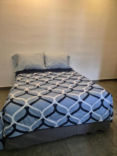 Una cama o camas en una habitación de Cómodo y moderno loft Tec de Mty