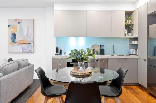 Η κουζίνα ή μικρή κουζίνα στο Pier Point 404- Luxe on Geelong Waterfront, 2 BDRM