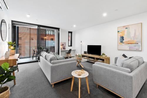 Una televisión o centro de entretenimiento en Pier Point 404- Luxe on Geelong Waterfront, 2 BDRM