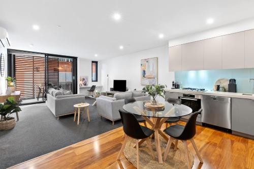 Una televisión o centro de entretenimiento en Pier Point 404- Luxe on Geelong Waterfront, 2 BDRM