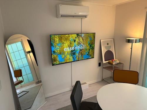 Una televisión o centro de entretenimiento en Stay Here
