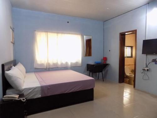 Uma cama ou camas num quarto em Posh Apartments and Hotel