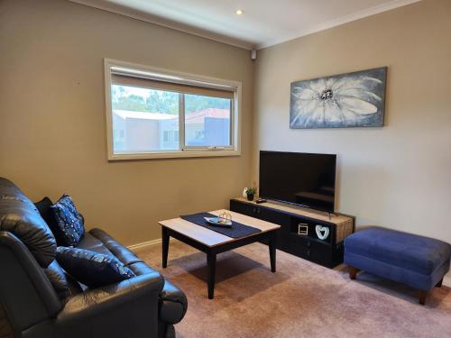 Télévision ou salle de divertissement dans l'établissement Lbarza Spacious 4BR 2 Storey Family Home