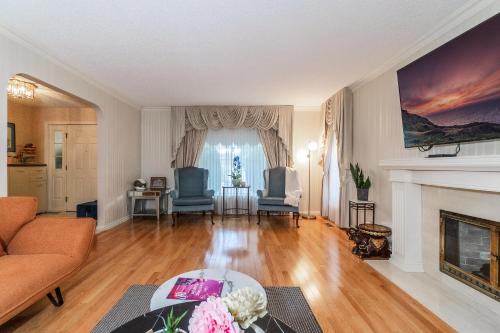 a living room with a couch and a fireplace at Garden Hotel 3-bedroom house for whole book in Richmond