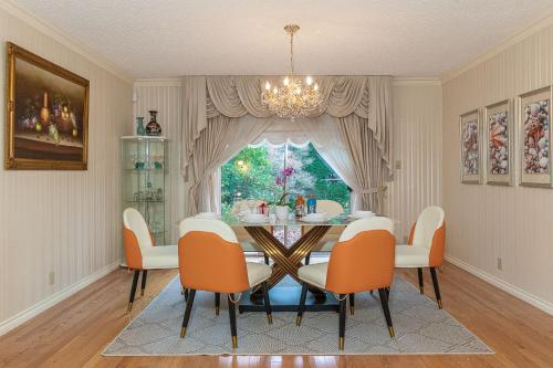 a dining room with a table and chairs and a window at Garden Hotel 3-bedroom house for whole book in Richmond