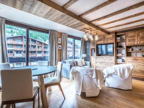 une salle à manger avec une table et des chaises dans l'établissement Appartement de caractère haut de gamme au centre de Val-d'Isère, proche des pistes - FR-1-694-184, à Val dʼIsère