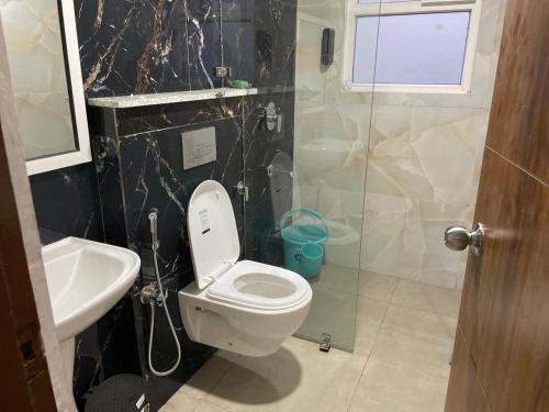 un bagno con un water e un lavandino di The feathers a Dehradun