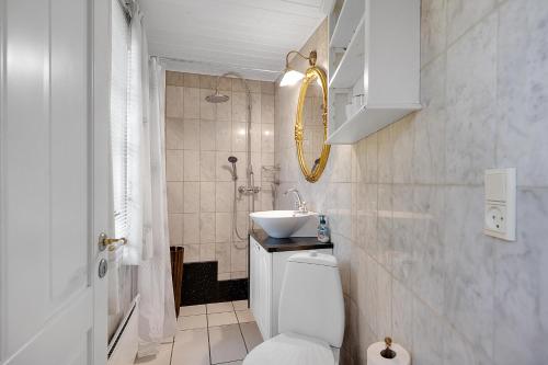 une salle de bain blanche avec un lavabo et des toilettes dans l'établissement Beautiful Holiday Home With Panoramic Views Over Ebeltoft Bay, à Ebeltoft