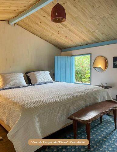 a bedroom with a large bed and a window at Minha Casa em Caraíva, no centro da vila in Caraíva