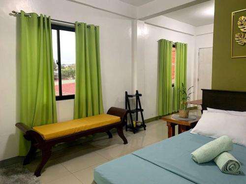 En eller flere senge i et værelse på Frangel Transient in Tagaytay