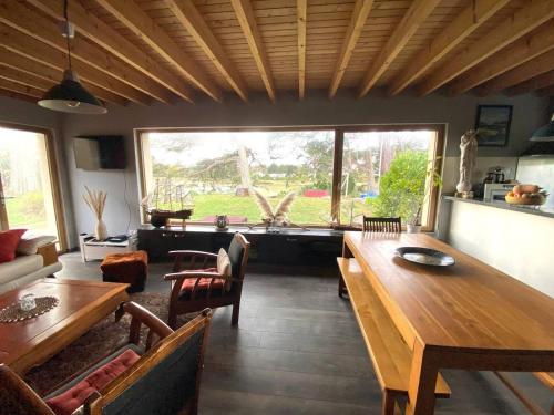 Photo de la galerie de l'établissement Villa au bord de l'étang à Perros-Guirec avec jardin et WIFI - FR-1-368-439, à Perros-Guirec