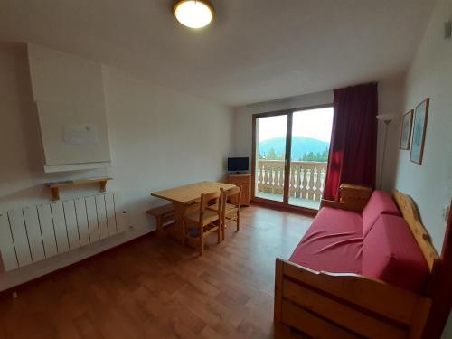 Ένα ή περισσότερα κρεβάτια σε δωμάτιο στο Appartement cosy 2 pièces à Valfréjus, proche remontées mécaniques - FR-1-561-133