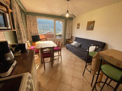 un salon avec un canapé et une table dans l'établissement Charmant appartement au centre du village avec balcon et parking - FR-1-692-104, à La Chapelle-dʼAbondance