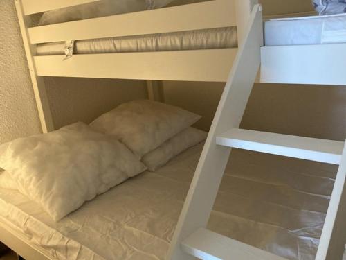 - un lit superposé avec 2 oreillers sur la couchette inférieure dans l'établissement Charmant 2 pièces à l'Alpe d'Huez, 4 pers, balcon sud, casier à skis - FR-1-405-365, à Huez