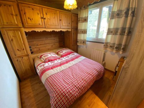 une petite chambre avec un lit dans une pièce dans l'établissement Charmant appartement au centre du village avec balcon et parking - FR-1-692-104, à La Chapelle-dʼAbondance