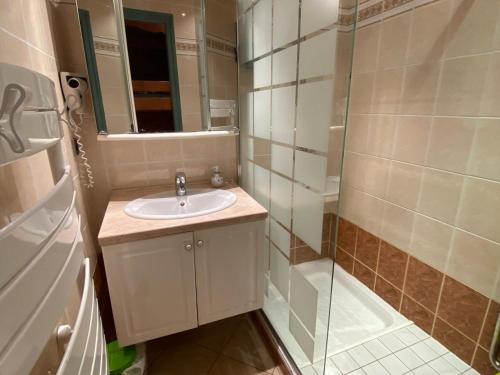 une salle de bain avec un lavabo et une douche dans l'établissement Charmant appartement au centre du village avec balcon et parking - FR-1-692-104, à La Chapelle-dʼAbondance