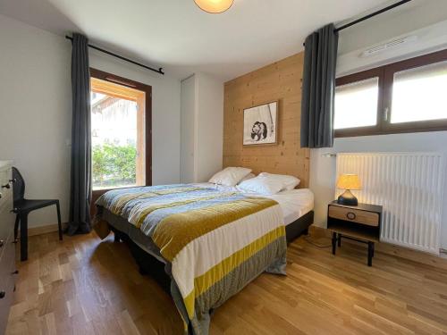 une chambre avec un lit et une fenêtre dans l'établissement Bel appartement, résidence neuve, parking, wifi - FR-1-624-171, à Samoëns