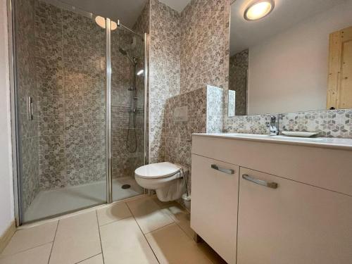 une salle de bain avec une douche, des toilettes et un lavabo dans l'établissement Bel appartement, résidence neuve, parking, wifi - FR-1-624-171, à Samoëns