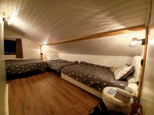 une chambre avec deux lits dans une pièce dans l'établissement Chaleureux duplex rénové avec terrasse au Raffort, Pralognan - FR-1-464-240, à Pralognan-la-Vanoise