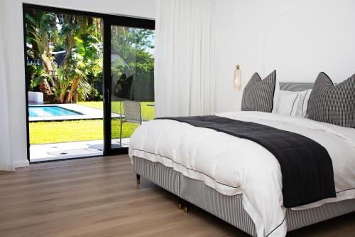 una camera con un grande letto e una piscina di Coco Queen a Paarl