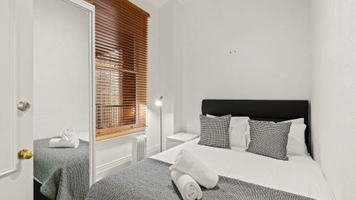 Ένα ή περισσότερα κρεβάτια σε δωμάτιο στο Gordon House Apartments
