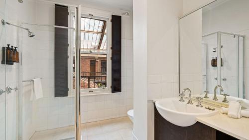 Ένα μπάνιο στο Gordon House Apartments