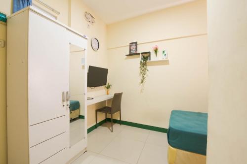 a room with a desk and a computer in it at Le Paris Syariah Residence in Tangerang