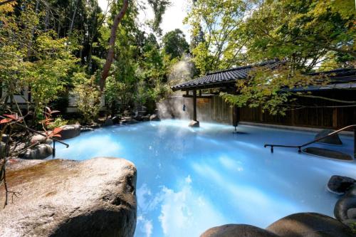 由布市にある大正由布の花の庭園の青い大きな水プール