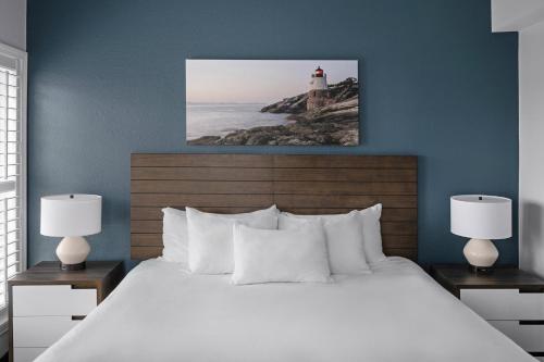 Postel nebo postele na pokoji v ubytování Club Wyndham Newport Onshore