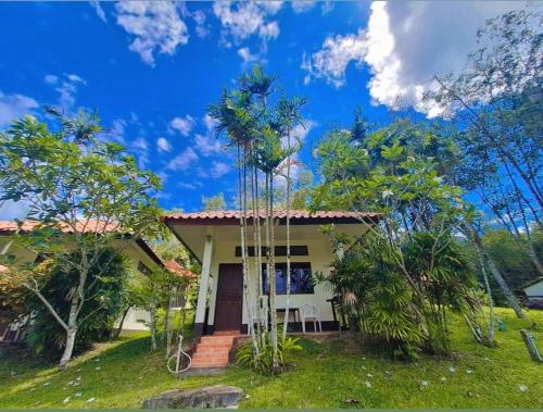 Κήπος έξω από το Koh Mook Rubber Tree Bungalows