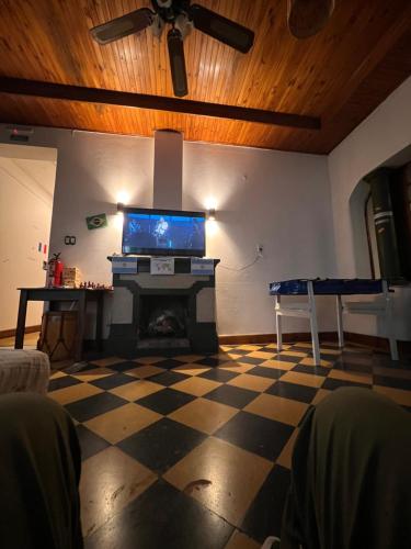 Una televisión o centro de entretenimiento en HOSTEL COLIVING STUDIO JUNIN