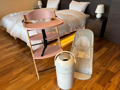 a room with a bed and a table and a chair at Wellリゾート富士 in Gotemba