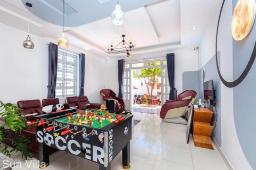 ein Wohnzimmer mit Tischfußball in der Mitte in der Unterkunft Sun Villa 4A - Loa Karaoke - Sân Vườn - Hồ Bơi To - Gần Biển - Ghế Massage in Vũng Tàu