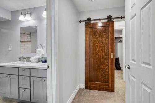 bagno con porta in legno e lavandino di Historic remodeled home in Laurelhurst Portland a Portland